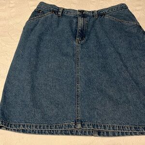 Liz Claiborne denim skirt size 10 in perfect condition.